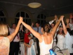  Tanzende Gäste auf DJ DELF´s Disco-Party